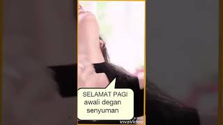 Tersenyum dia nya padaku