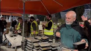 Ο Δήμος Καισαριανης μοιράζει φαγητό και φρούτα στους αγρότες (2)