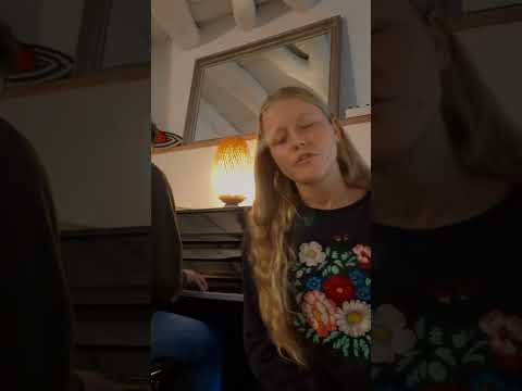 singing Laufey in celebration of the tour! 💝🫠