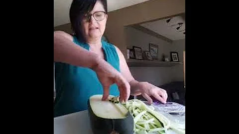 Kitchen hack to make Zucchini Noodles with an extr...