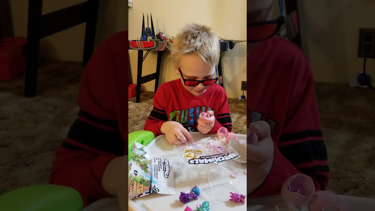 Ezra and Aria open Hatchimals!