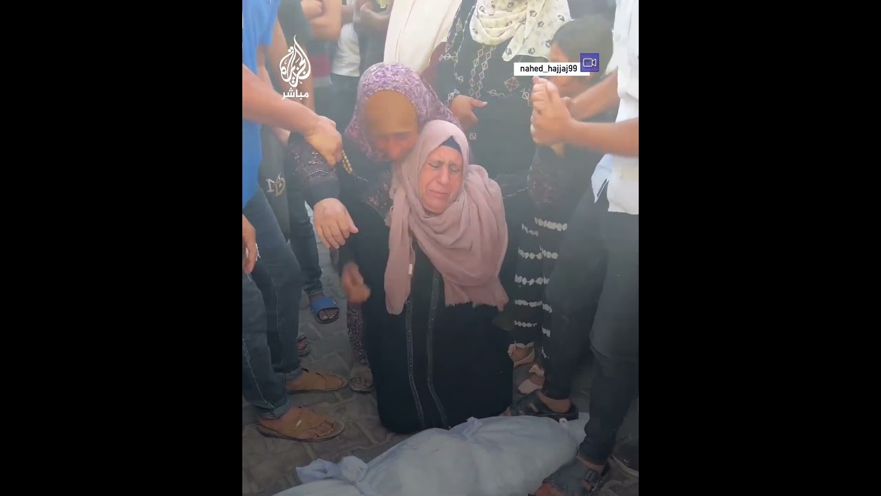 مُسنة فلسطينية تنهار خلال توديع أطفال عائلتها الشهداء جراء غارة إسرائيلية على دير البلح