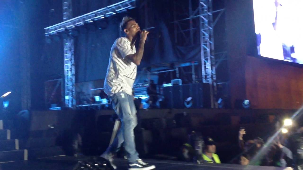 Chris Brown - Strip & Look at me Now feat Kevin McCall ( Live Performance ) One Hell Of a Nite Tour