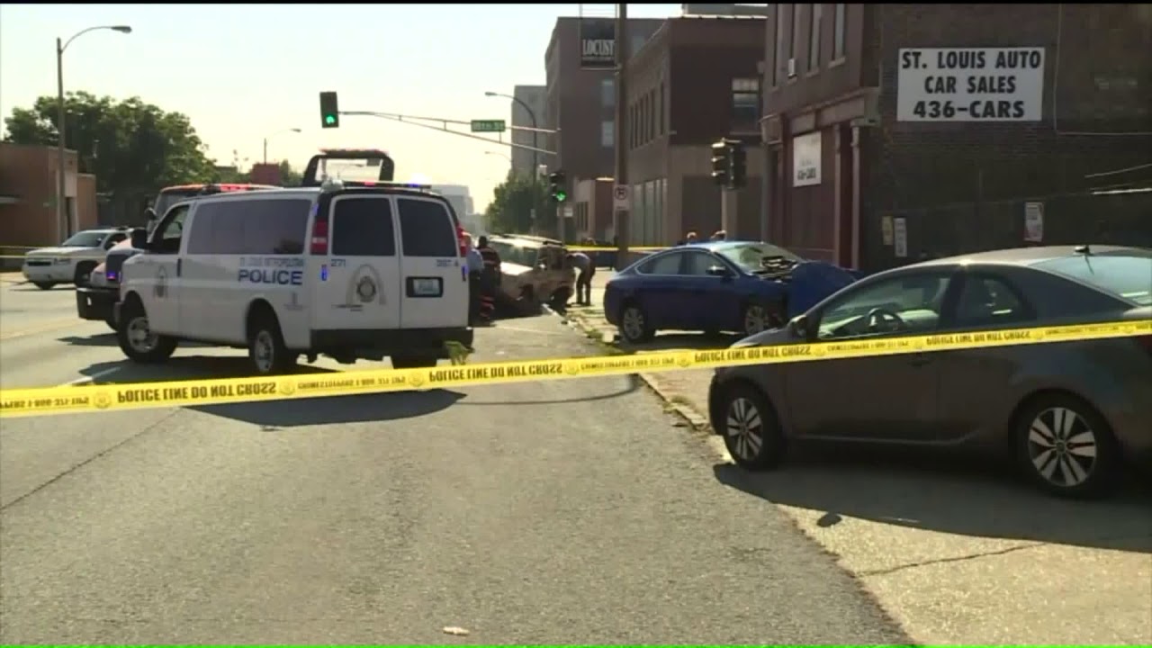 Toddler ejected after multi-car crash in downtown St. Louis - YouTube