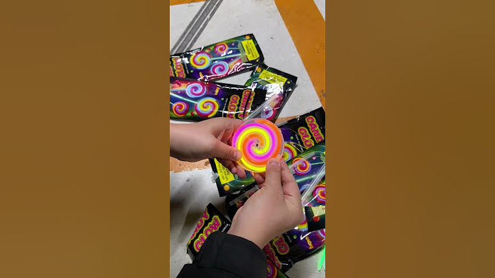 没有小朋友会拒绝这个可以旋转的荧光棒棒糖吧！#发光玩具 #玩个很新的东西 #荧光棒棒糖 #荧光棒 大香的玩具