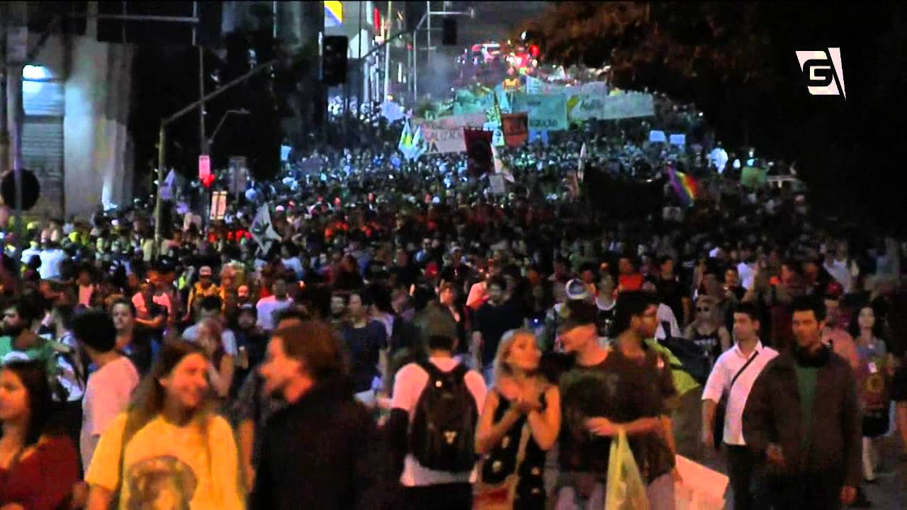 Marcha da maconha reúne centenas de pessoas em São Paulo