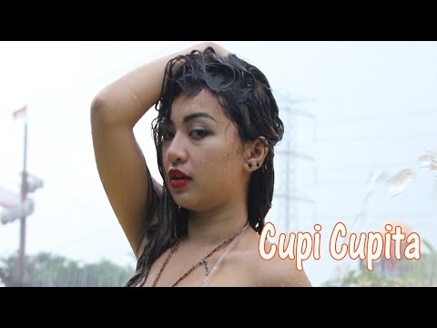 Cupi Cupita - Mandi & Goyang Basah di Air Mancur