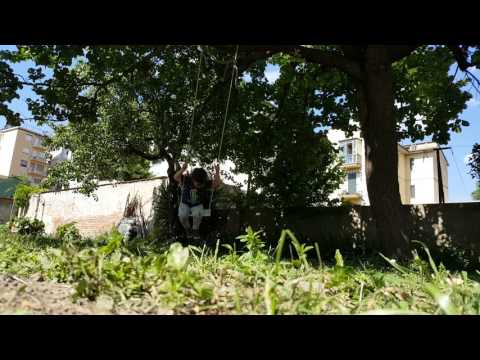 ბაღიდან დაბრუნებნების შემდეგ მარიამი საქანელაზე თამაშობს