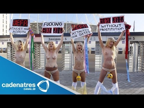 Mujeres protestan desnudas frente a la embajada Rusa (VIDEO)