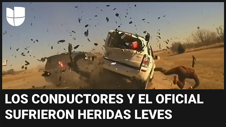 El momento en que un policía se salva de ser arrollado en una parada de tráfico