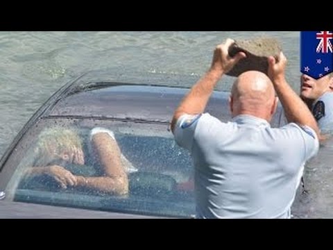 Новозеландские полицейские вытащили женщину из тонущей машины nmat