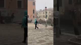 Völlig verrückter Stunt in Venedig - Mann springt von Haus in Kanal