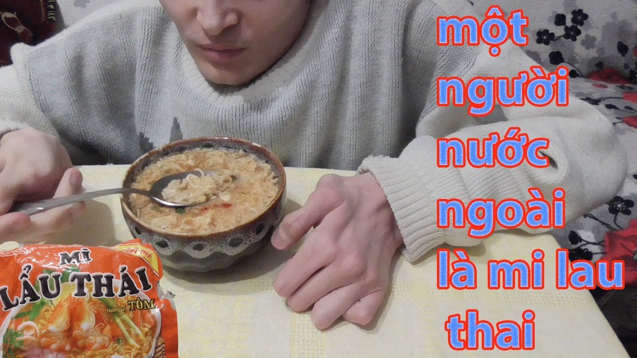một người nước ngoài là mi lau thai |Иностранец пробует вьетнамскую еду