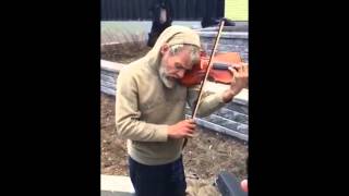 Metro busker Mark Landry gets new violin, April 12, 2016