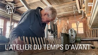 A 93 ans, Walter est l'un des dernier fabriquant de râteaux traditionnels en bois