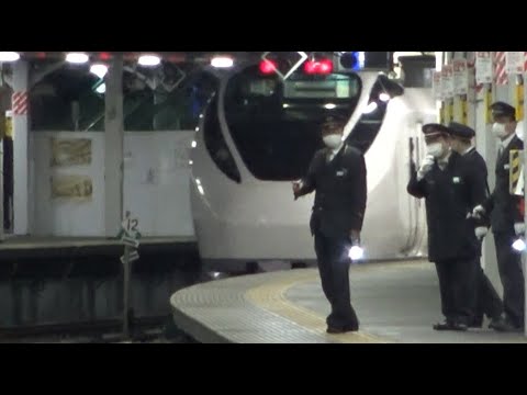 深夜の品川駅に停車中の常磐線E531系と出発する最終の上野東京ライン常磐線下り特急ときわE657系