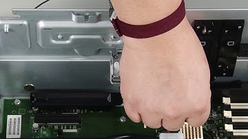 Lenovo ThinkSystem SR860 installing a 4U riser power cable