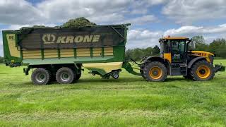 Silage 2024 - JCB 4220 Fastrac & Krone Forage Wagon Picking Up Grass