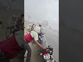 भयंकर तूफान में ये नज़ारा —भाई बाइक को बचा रहा है… या बाइक के सहारे खुद को उड़ने से रोक रहा है.