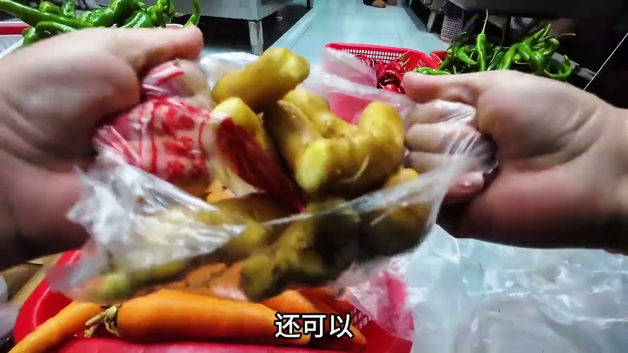 一天100單的外賣店，如果不提前加工食材，一個人根本炒不過來 #外賣 #快餐店 #餐飲創業 #切菜 #買菜