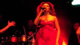 Hadise - Dum Tek Tek Live @ Mol Resimi