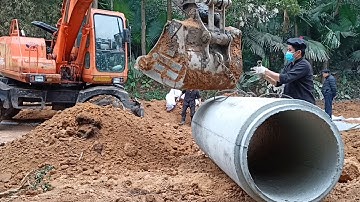Lắp đặt ống cống thoát nước bằng máy xúc
