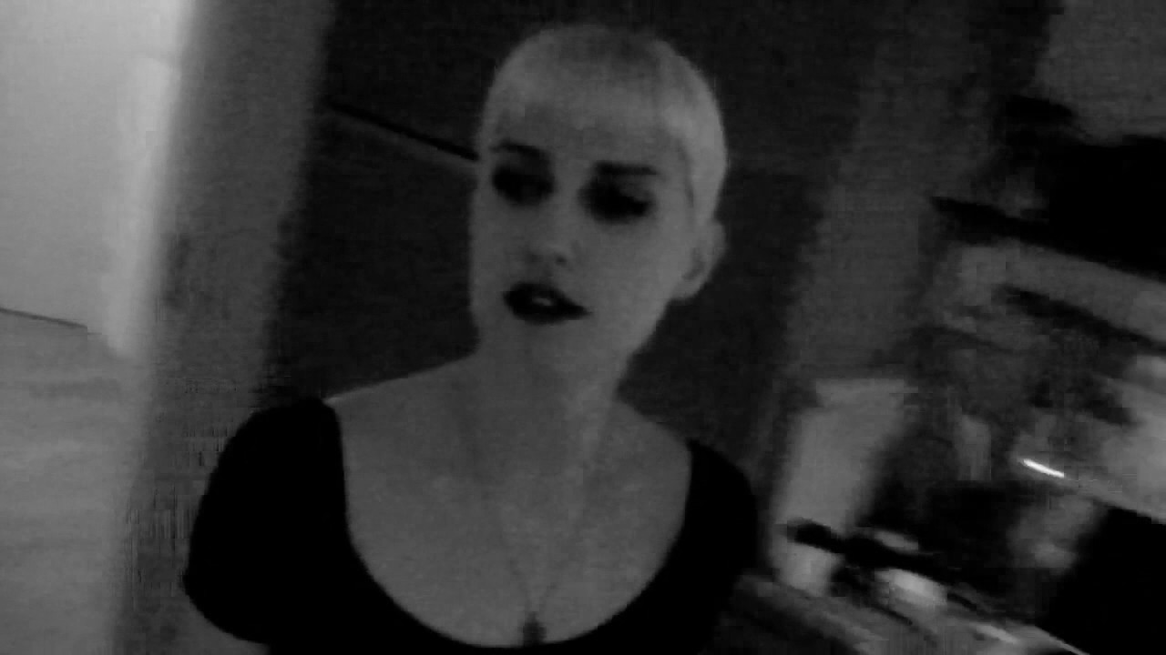 YouTube पर Molly Nilsson "About Somebody" देखें YouTube पर Molly Nilsson "About Somebody" देखें