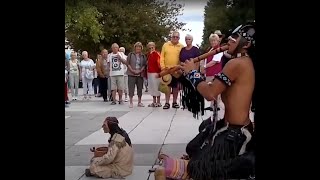 Музыка индейцев на улице