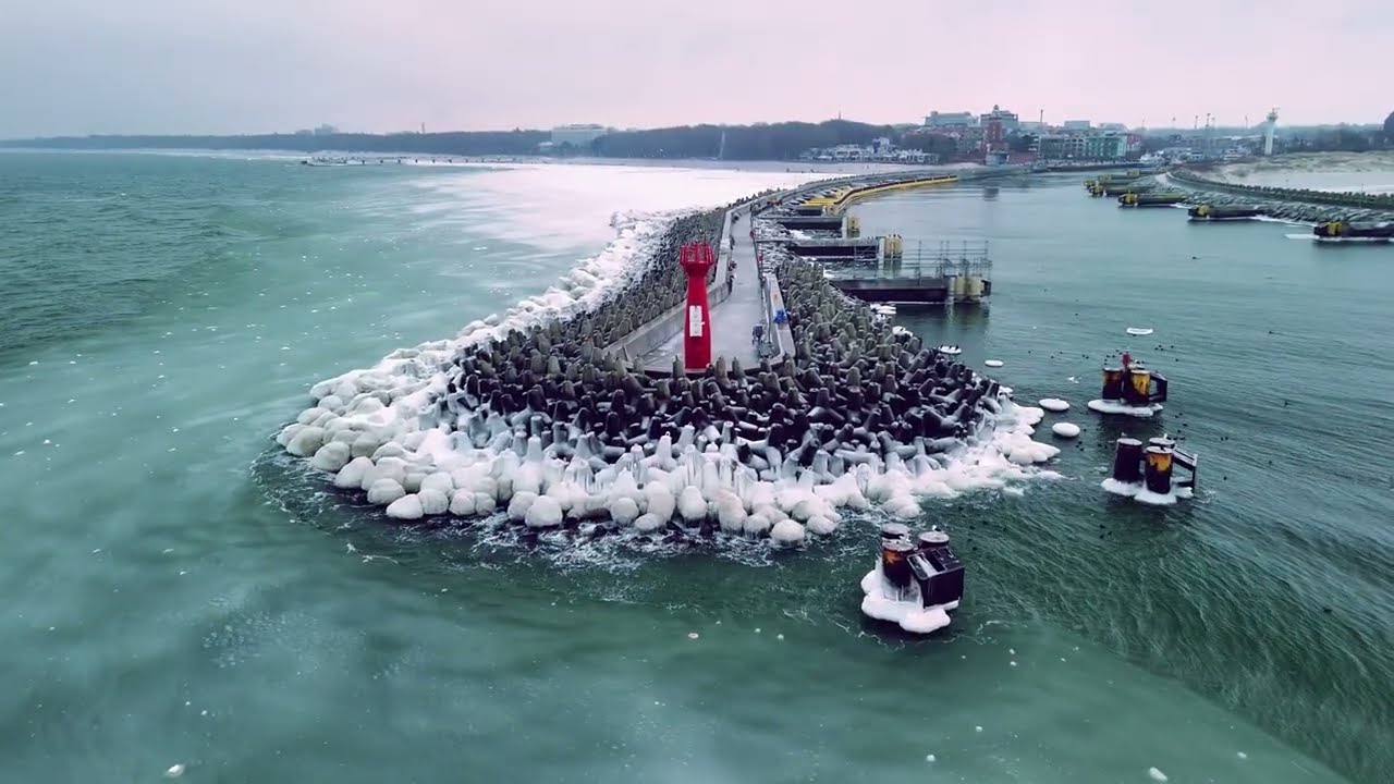 Niesamowity widok na zamarznięty port w Kołobrzegu