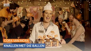 Video voorbeeld van "Cora van Mora - Knallen Met Die Ballen"