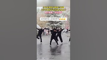 当民族舞快闪和初雪相遇，大学生们的青春洋溢具象化了，网友感慨：年轻真好！ #青春 #校园生活 #下雪 #舞蹈