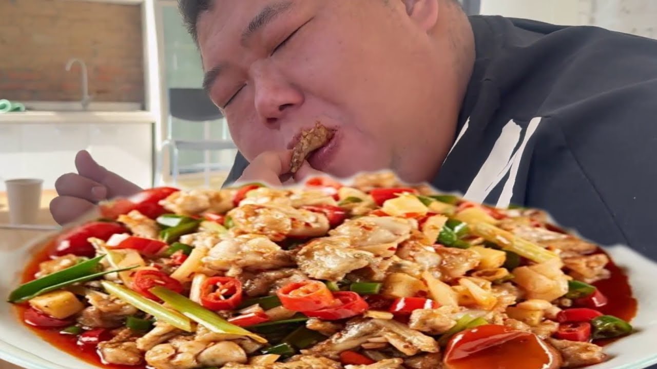 猴哥豪横开炫！怒买 20 斤牛蛙下锅，肉嫩到一抿脱骨，汤浓味辣直击味蕾，吃起来太过瘾！【胖猴仔】