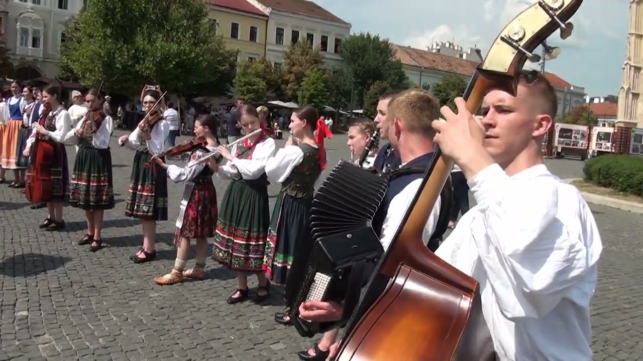 Kyczera néptáncegyüttes-Néptáncbemutató Kolozsvár főterén