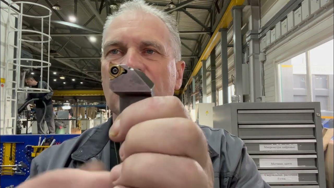 Нарезание левой резьбы не совсем обычным резцом. - YouTube