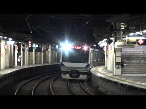 夜の佐貫駅の2番線に到着する常磐線下りE531系