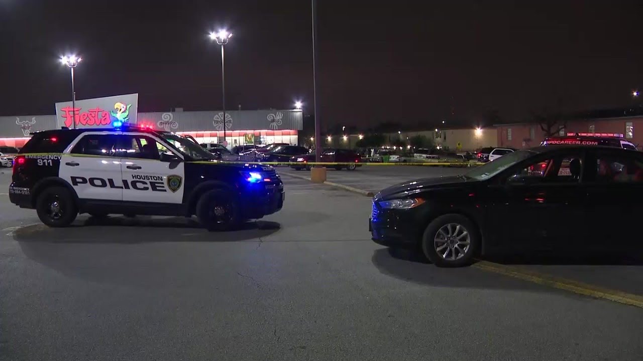 Man shot and killed in grocery store parking lot - YouTube