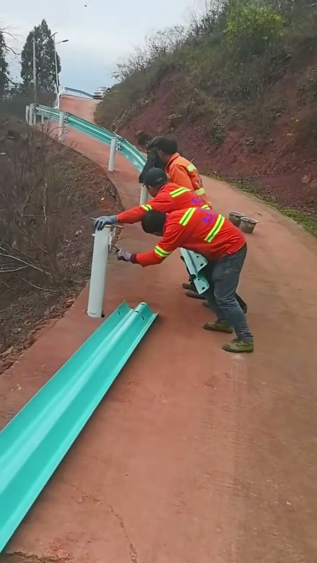 Corrugated guardrail plate fixing process- Good tools and machinery make work easy