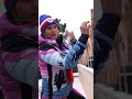 Bára Špotáková poprvé u jezera Most! S dětmi ozdobila nápis a zazpívala si vánoční koledy! 🥰🎄