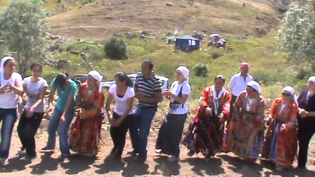 ÖĞKÜRÜ YANİ OLUK BAŞI KÖYÜ ÖĞKÜRÜ YAYLASINDA ELLİK ÇEKENLER MECNUN CEZİK ARŞİV