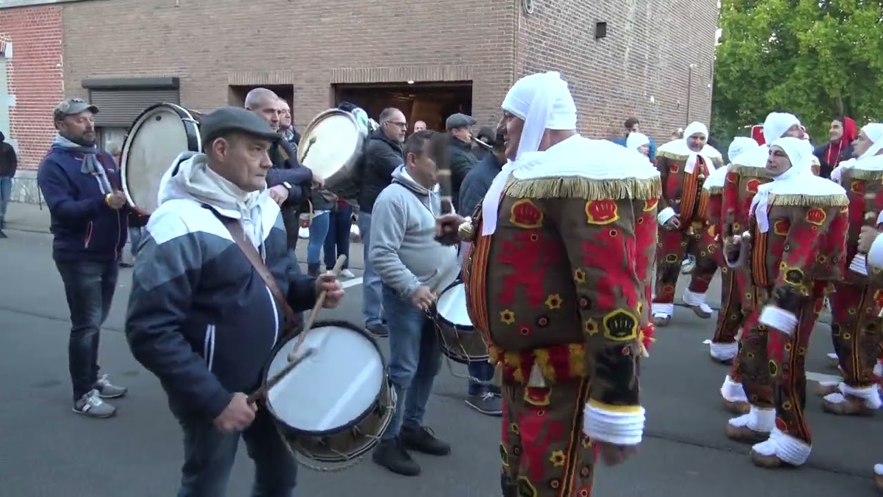 Carnaval de Baulet 2022 12 ramassage sur l'air d'Eloi à Charleroi à la clarinette