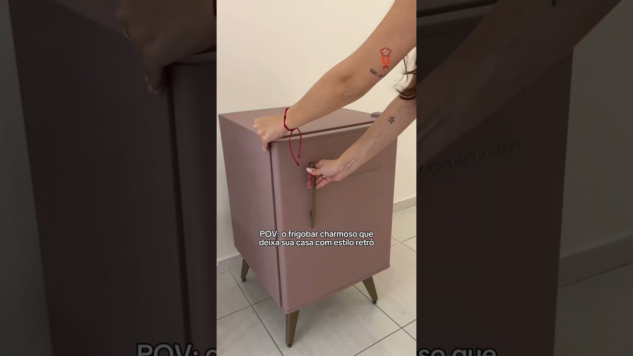 Esse frigobar retrô é o item mais fofo da sua cozinha 🥤 #minifridge #fofo #cozinha