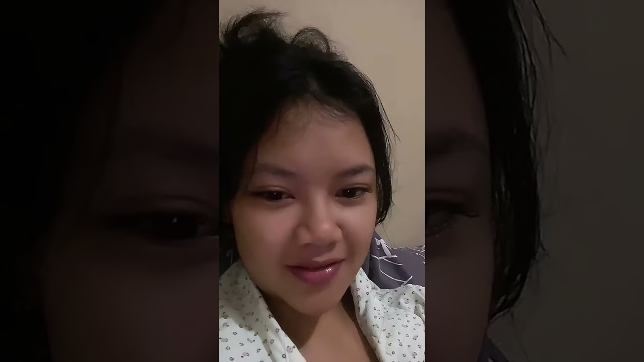 Mama muda cantik mau menyusui anaknya