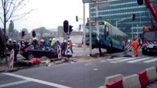 27-10-2007 : Ravage na botsing bus met auto op Schenkkade Den Haag
