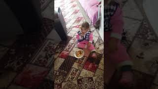 Tostunu Yerken Uyuyan Kız