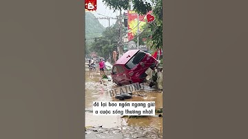 Khoảnh khắc xúc động: cô gái giặt sạch lá cờ Tổ quốc và treo lên sau cơn bão