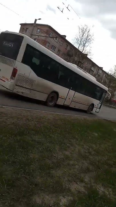 заказной автобус и служебный автобус посигналил и автобус номер 820 ...