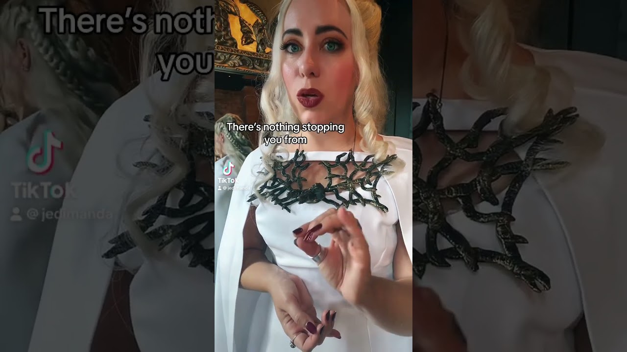 They always have the best outfits #daenerystargaryen ￼