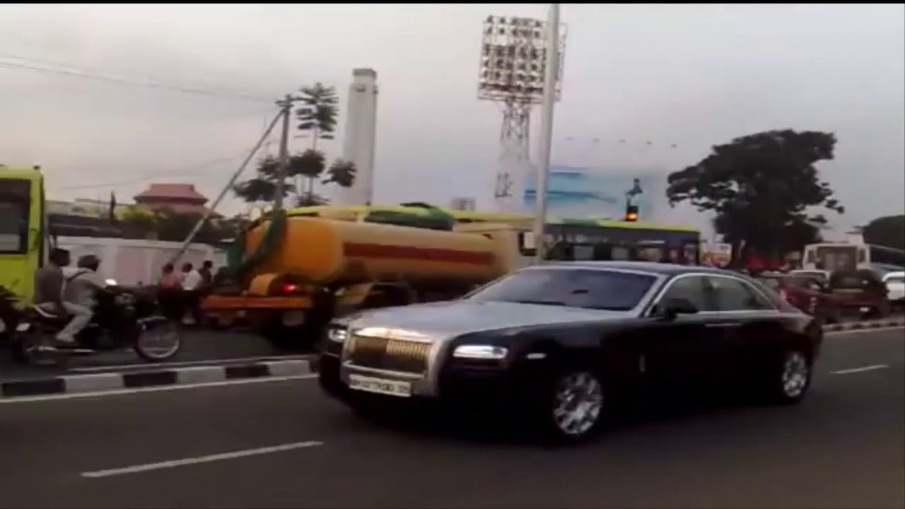 Actor Vijay Rollsroyce Car Entering Mumbai City