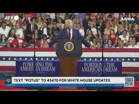 Video Al comizio di Trump in Georgia un uomo lo imita alle sue spalle: il video diventa virale