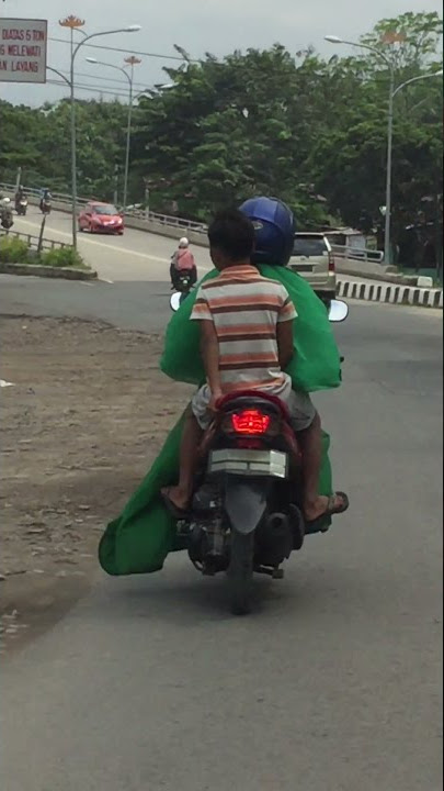 Hati Hati Ibu Ibu saat berkendara Sepeda motor